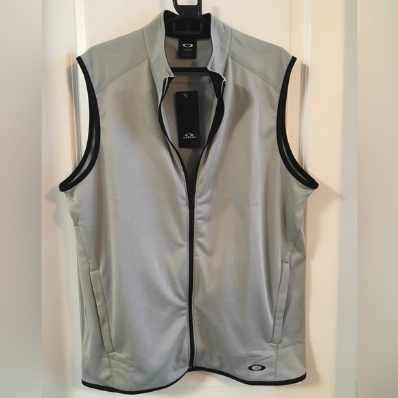 Oakley Other - Oakley Range Vest Stone Gray L NWT